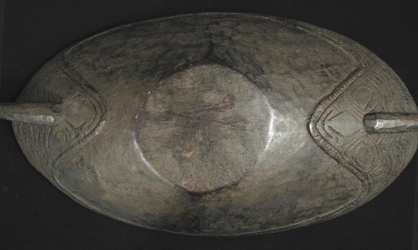 Oceanic Art - Wood bowl, Ramu River, Papua New Guinea, bottom view